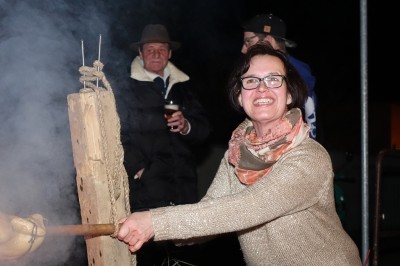 Tolle Frau - beschwert sich nie über kalte Finger!